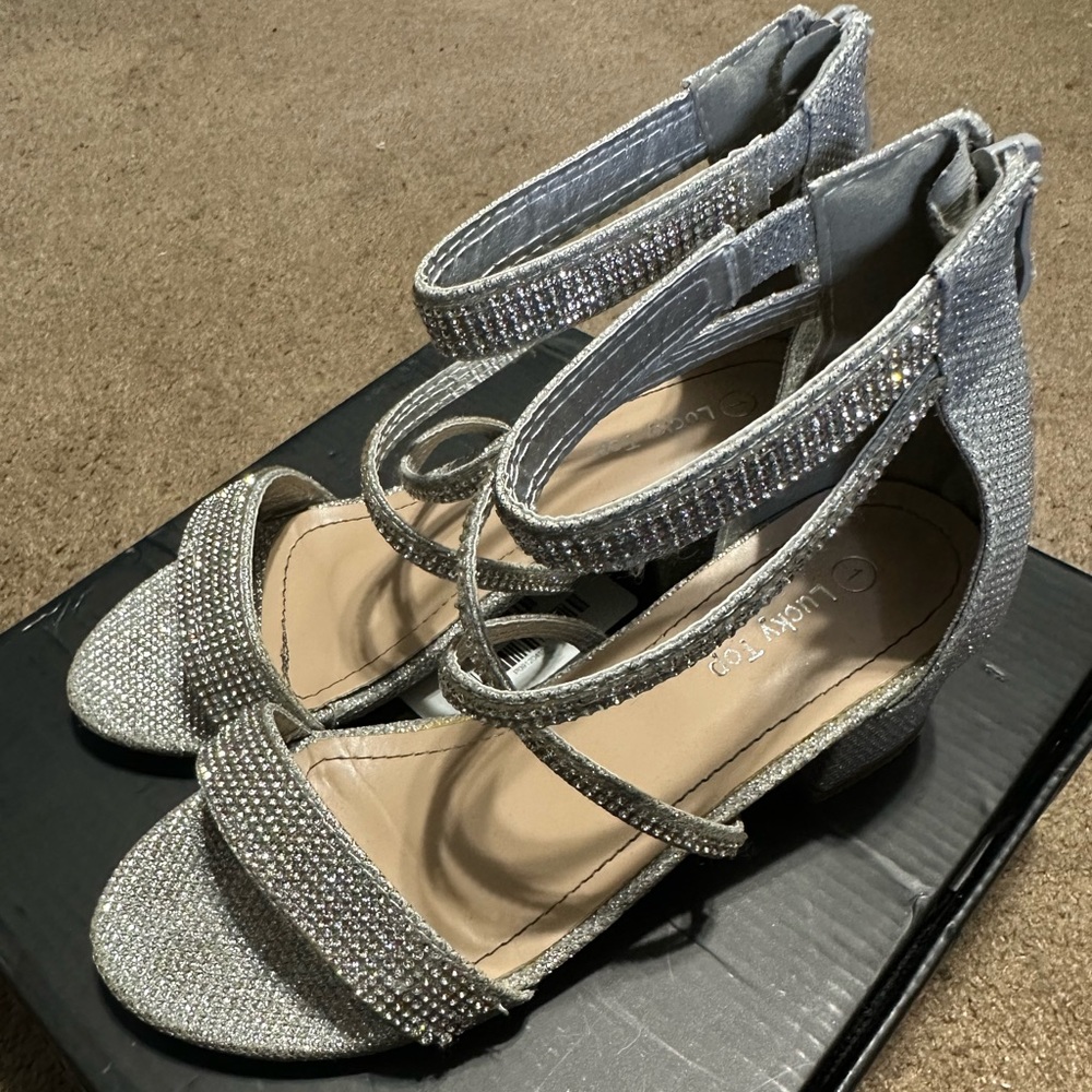 Little Girl Size 1 Diamond Sandle With Small Heel